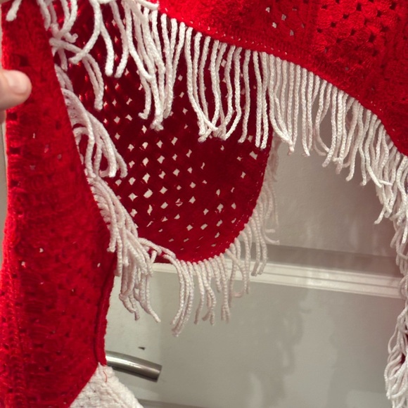 NWT House of Harlow 1960 fringed crochet poncho shrug with 3D White Hearts - Picture 8 of 8